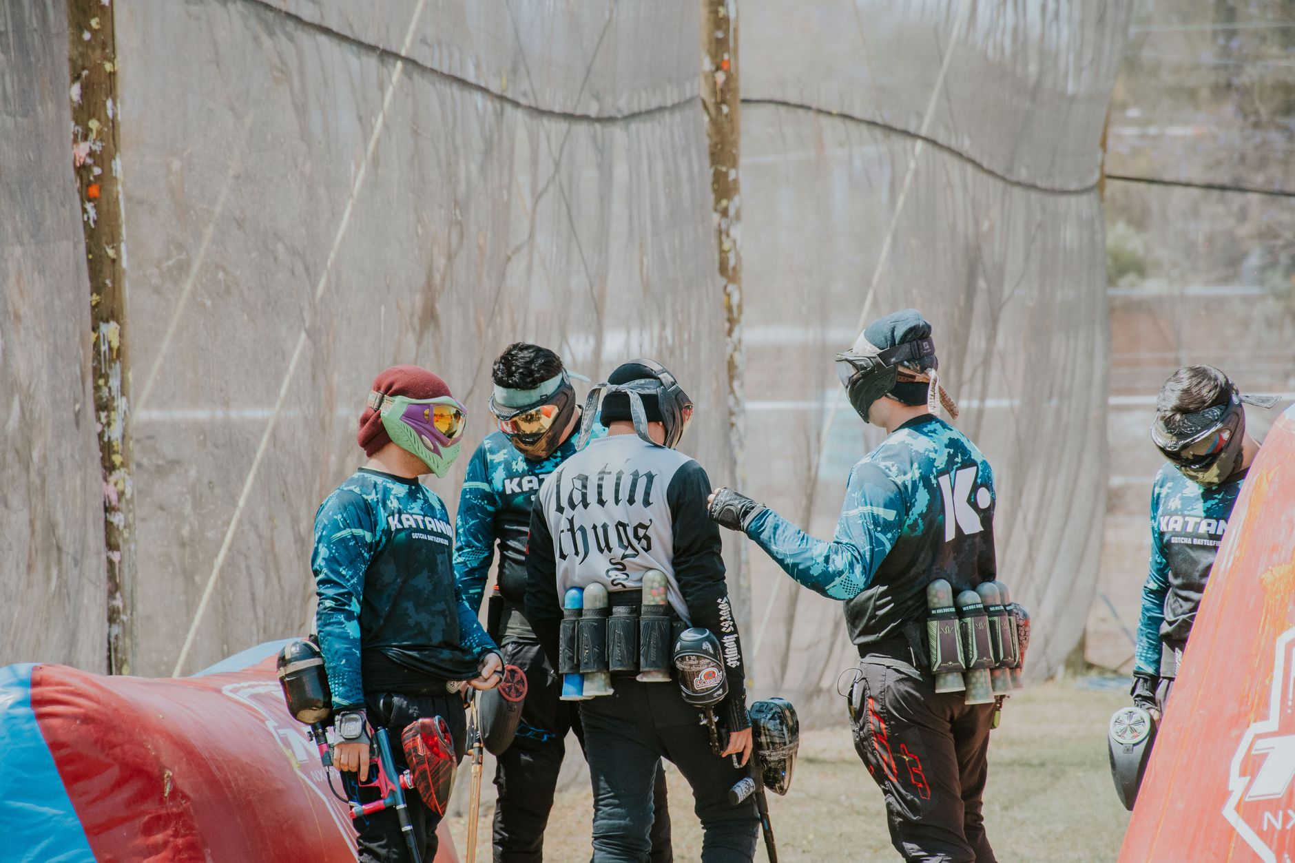 Igralci paintballa v gozdni areni Zadetek