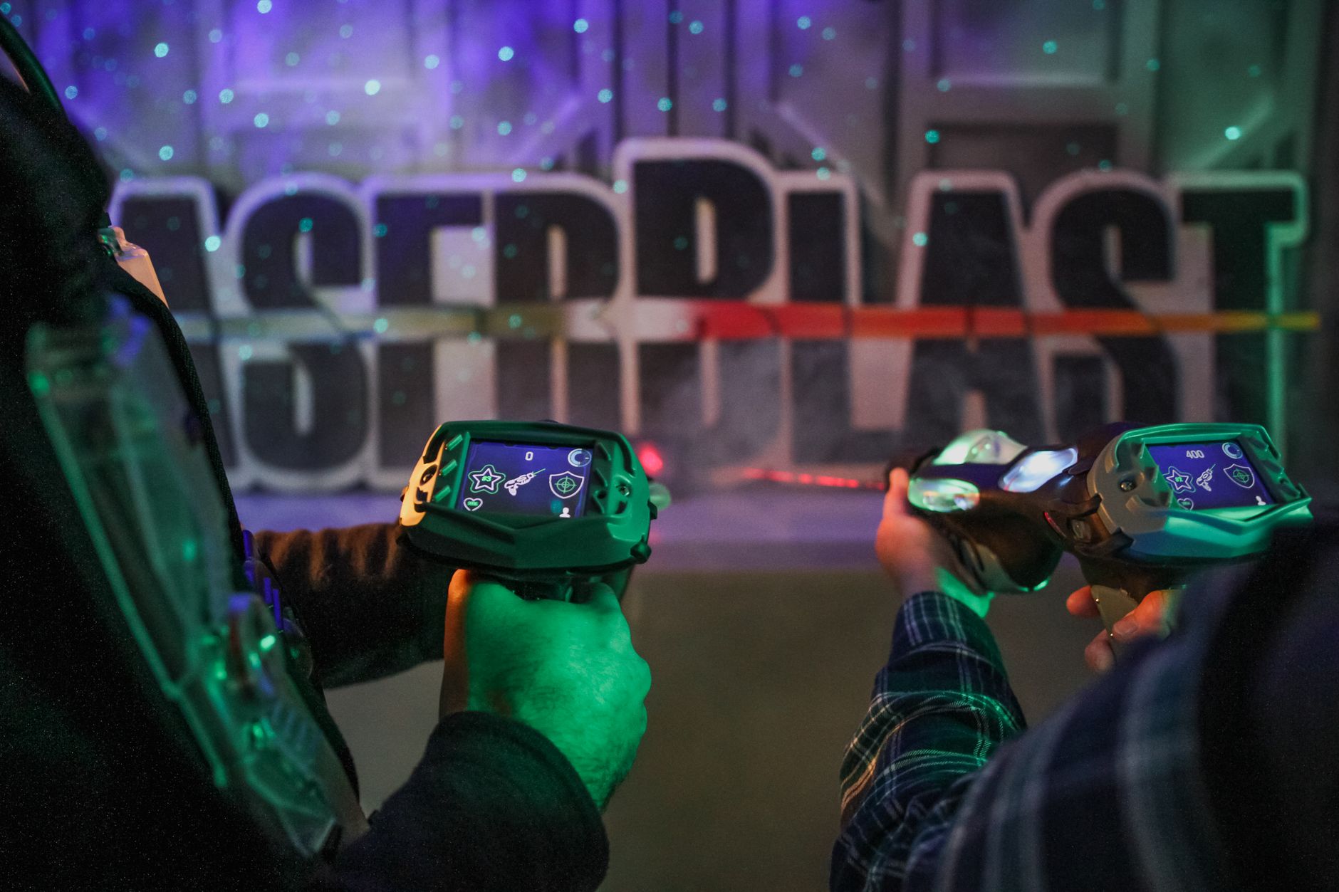 Igralci lasertaga v notranji areni